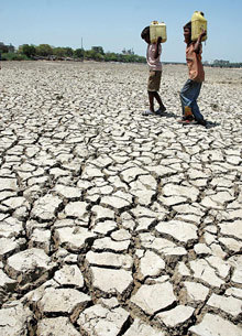 Udtørret flodleje i Indien under en varmebølge i maj 2006, hvor mindst 34 mennesker døde ved floden Sabarmati River i Ahmadabad, Indien